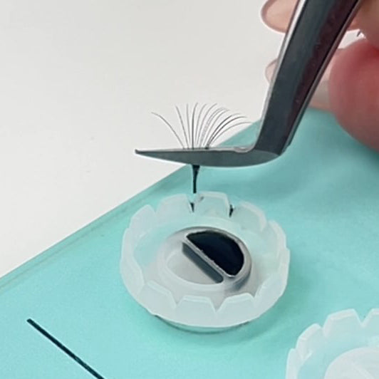 6 techniques to make perfect fan lashes (pt.2)